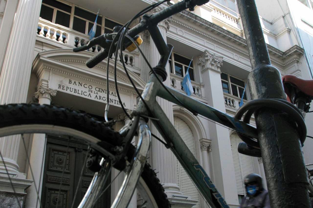 El Banco Central fomenta la bicicleta financiera para adormecer el mercado cambiario.