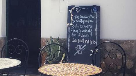 Cartel de un local de Cachi advierte que no recibe extranjeros