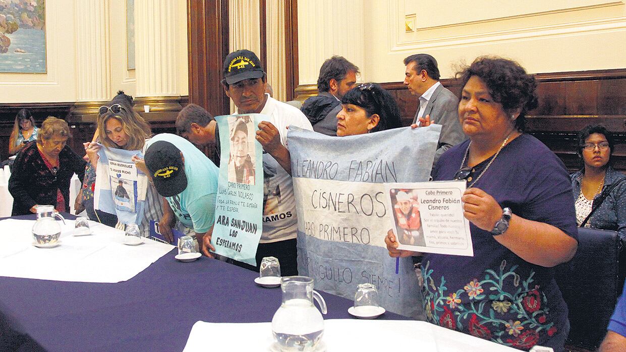 Los familiares en la reunión del miércoles con diputados de distintos bloques.