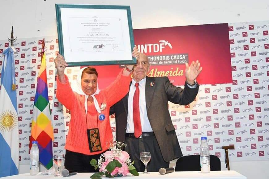 Taty Almeida junto al rector Juan Castelucci.