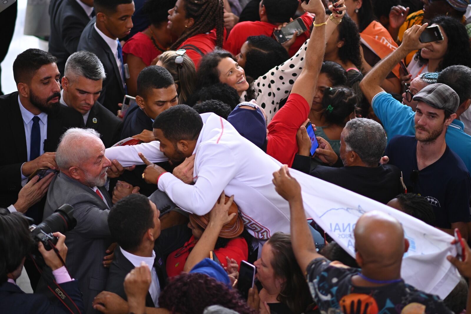 Lula da Silva saluda a personas en situación de calle.