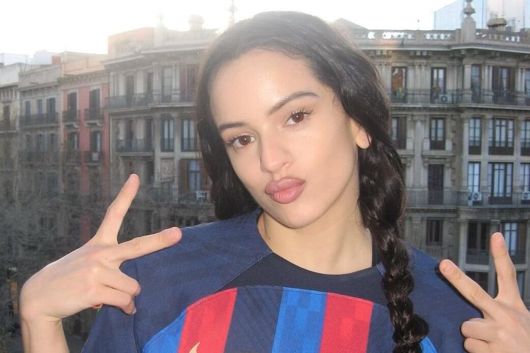Rosalía con la camiseta Motomami del Barcelona. Imagen: @FCBarcelona.