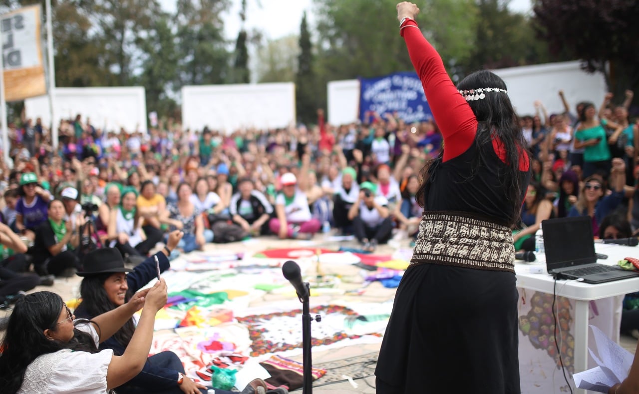 En Trelew, en 2018, mujeres indígenes y de Abya Yala plantearon la urgencia de renombrar el Encuentro a plurinacional y transfeminista