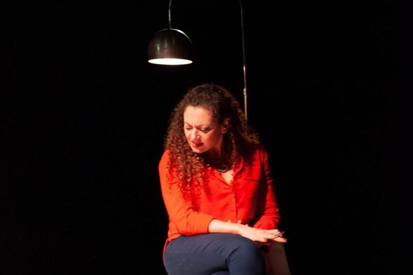 Vanesa Maja compone una criatura que es puro fuego.