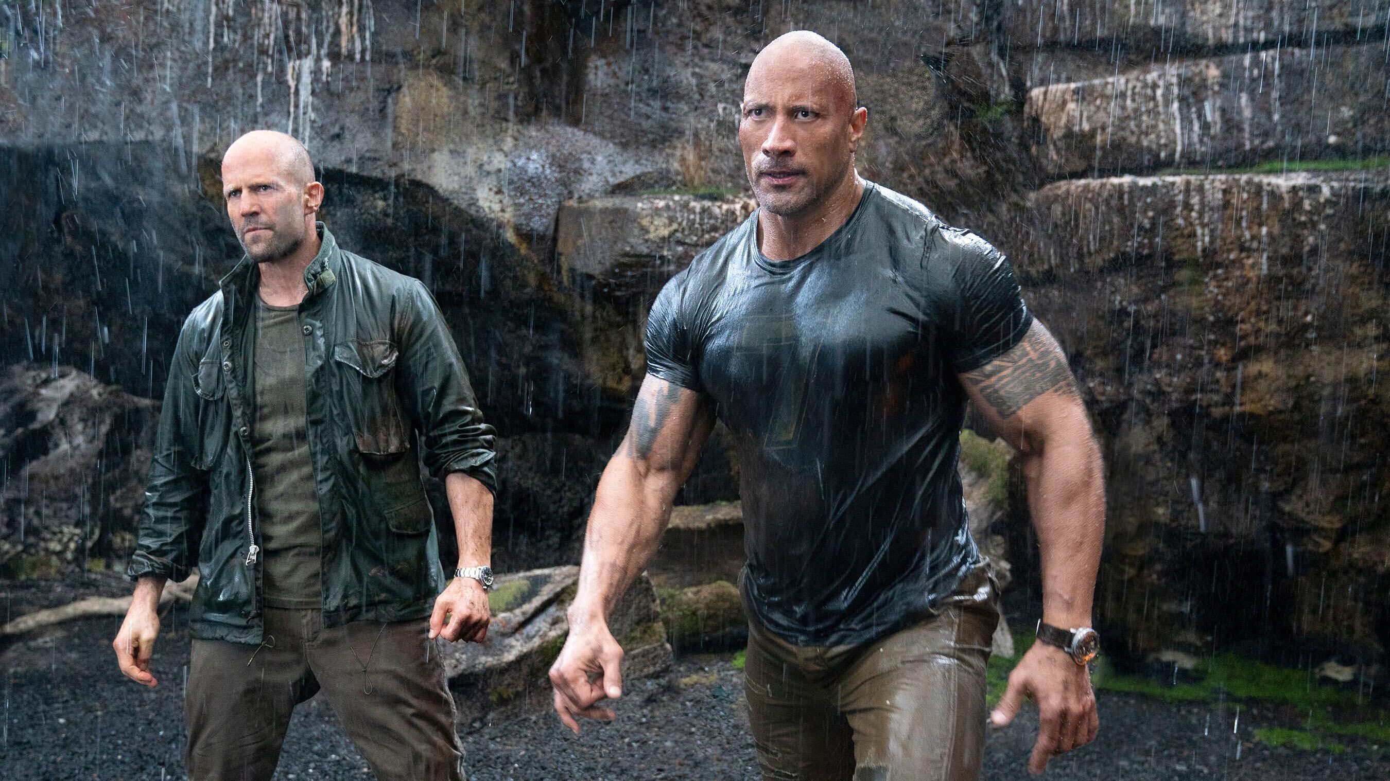Jason Statham y Dwayne Johnson, siempre bien dispuestos a llevarse al mundo por delante.
