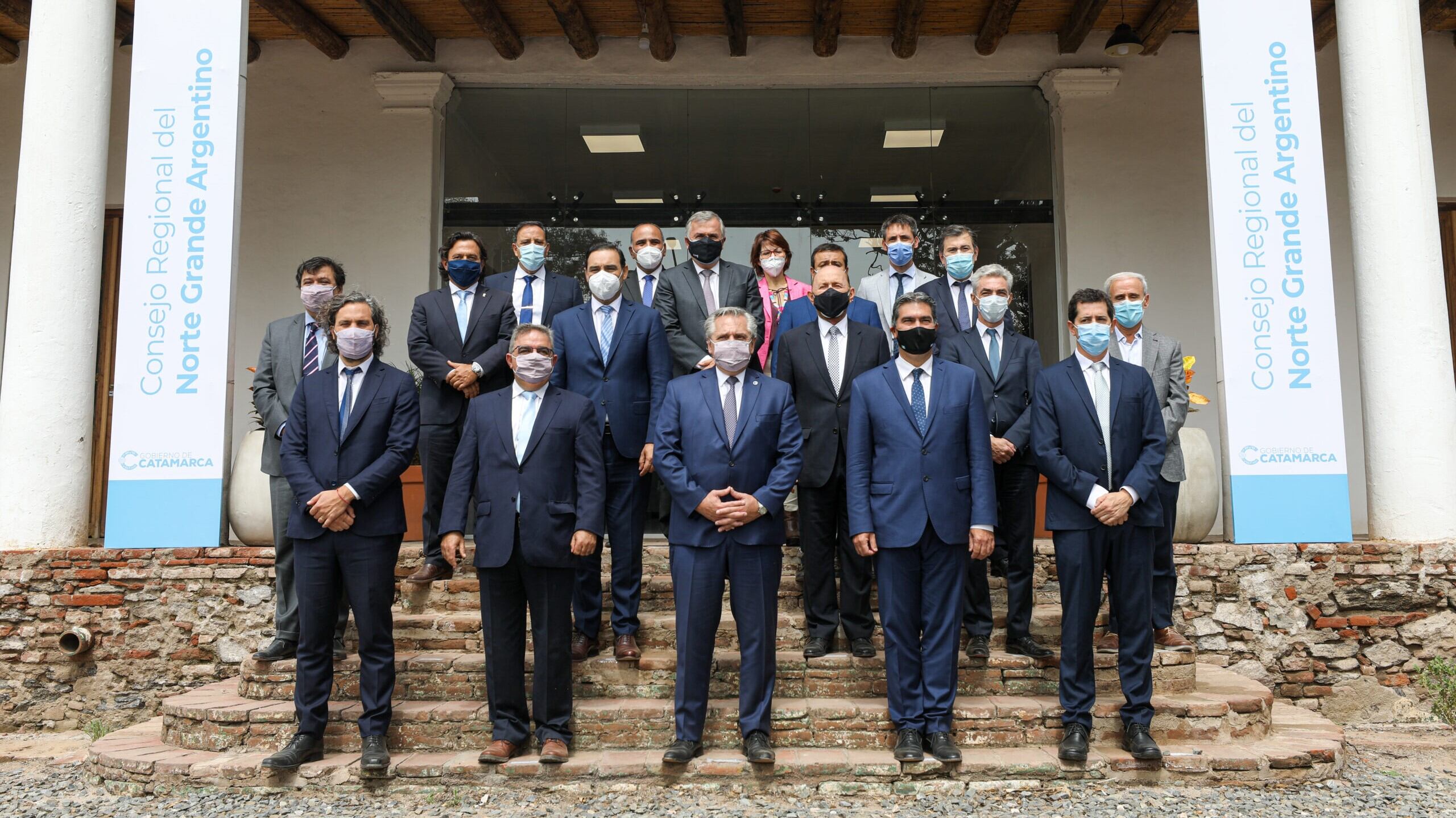 Gobernadores de las 10 provincias del norte con el presidente y parte del gabinete