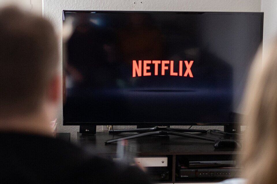 Hay 100 millones de personas que comparten sus cuentas en la plataforma de Netflix. La compañìa dice que eso le impide ser sustentable y por lo tanto, planea bloquear este sistema.