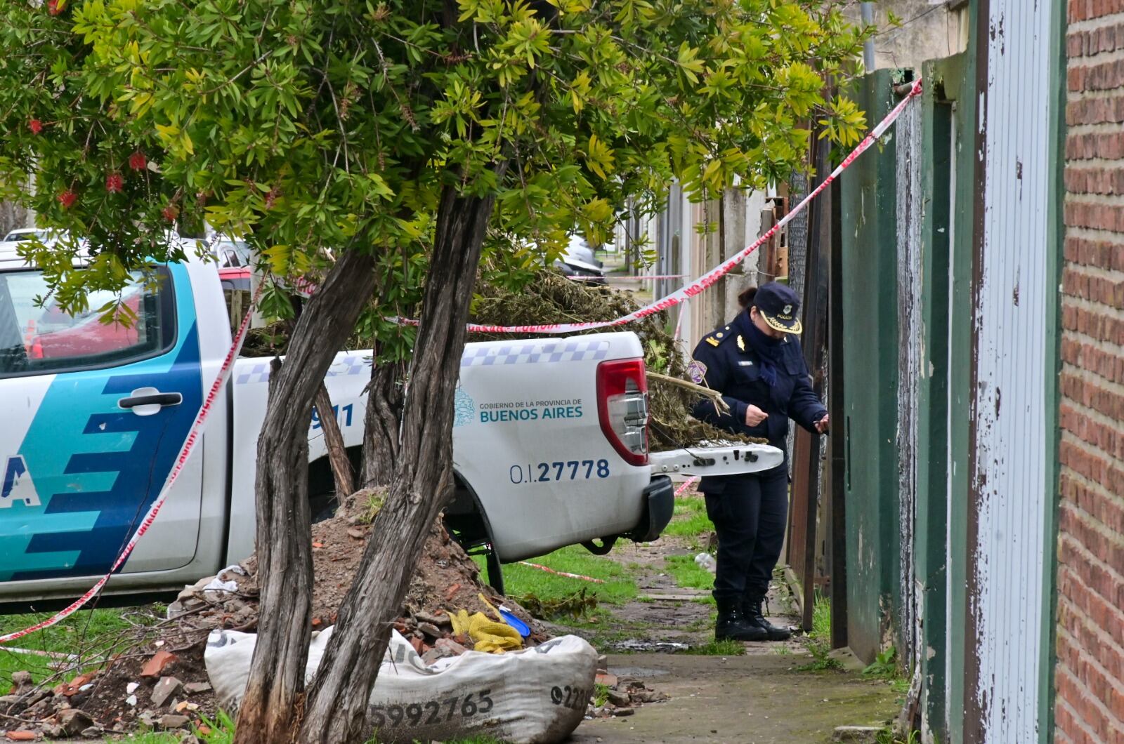 La policía busca al dueño de la casa donde fue hallado el cuerpo de la mujer.