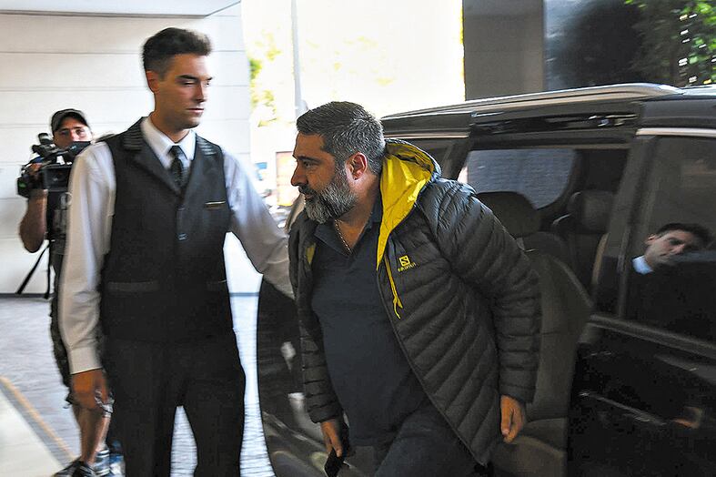 Daniel Angelici ingresa al cónclave de dirigentes.