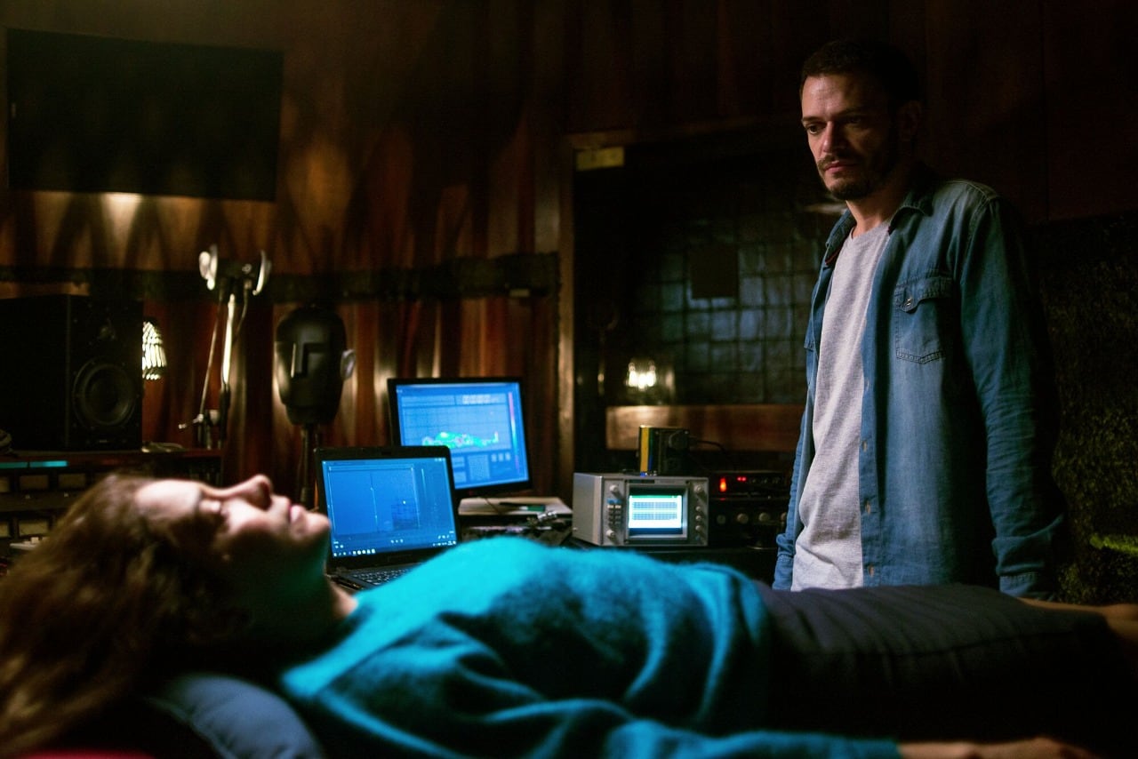 El film juega con una serie de duplicidades desencajadas.