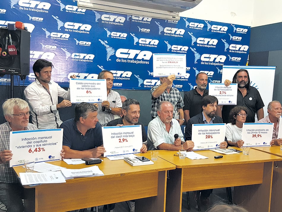 Víctor Santamaría y Hugo Yasky anunciaron el nuevo dato en el centro de la mesa junto a otros gremialistas.