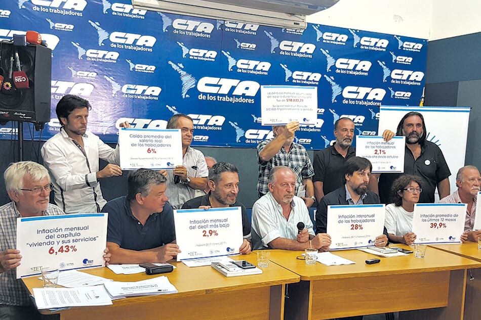 Víctor Santamaría y Hugo Yasky anunciaron el nuevo dato en el centro de la mesa junto a otros gremialistas.