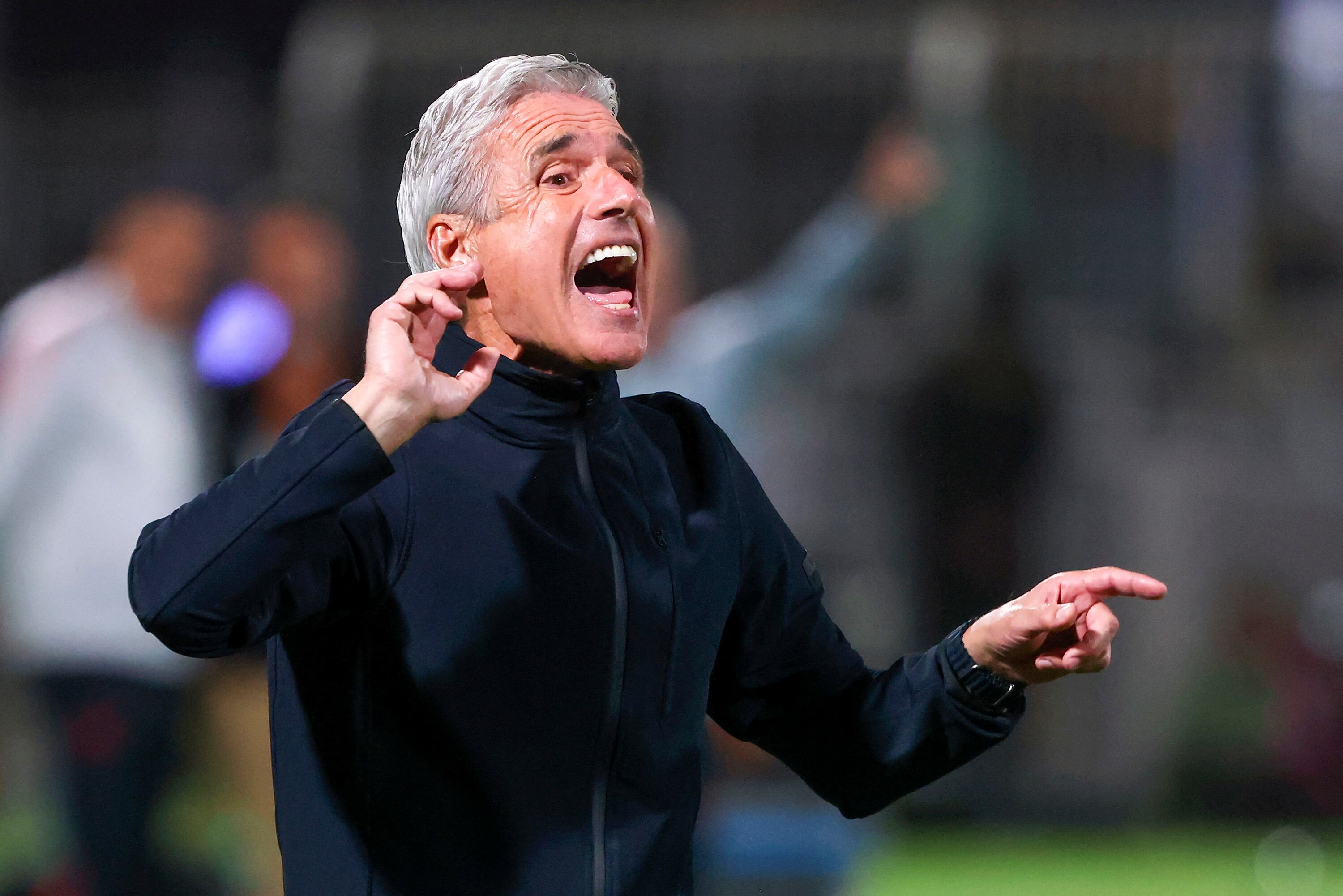 Luis Castro dando indicaciones