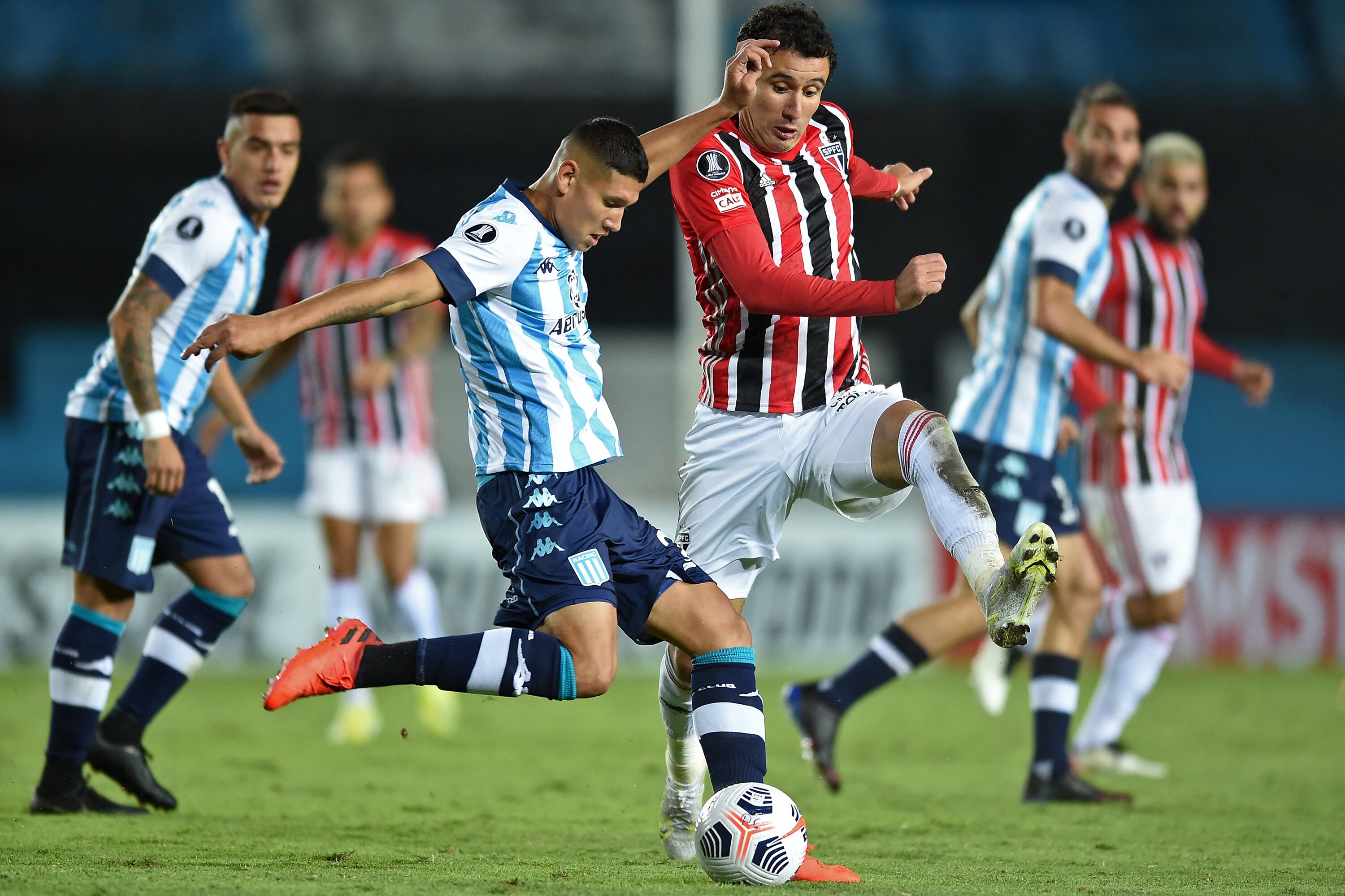 El pibe Cáceres, uno de los mejores de Racing, busca el arco