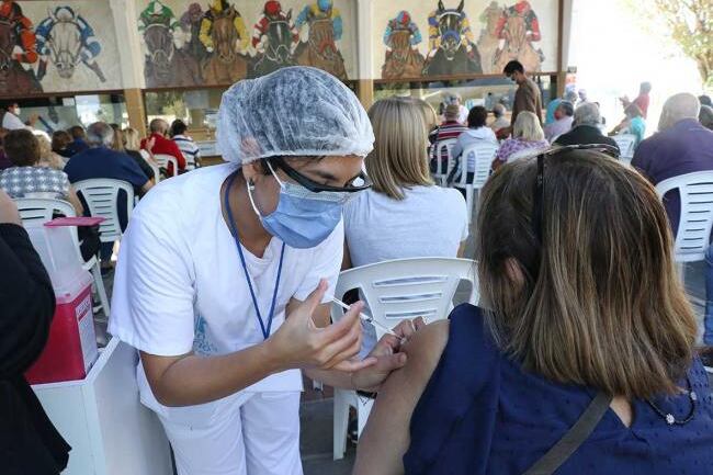 En Tucumán el barbijo vuelve a ser obligatorio en centros de salud y recomiendan completar esquema de vacunación. Foto: Gobierno Tucumán