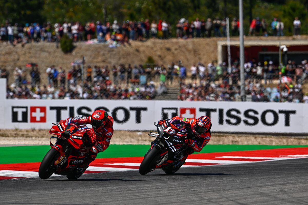 Bagnaia y Viñales, en plena disputa por la punta.