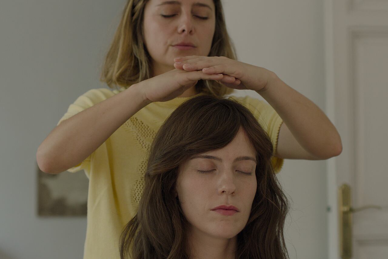 La protagonista del La virgen de agosto atraviesa una crisis tan profunda como común y silvestre.