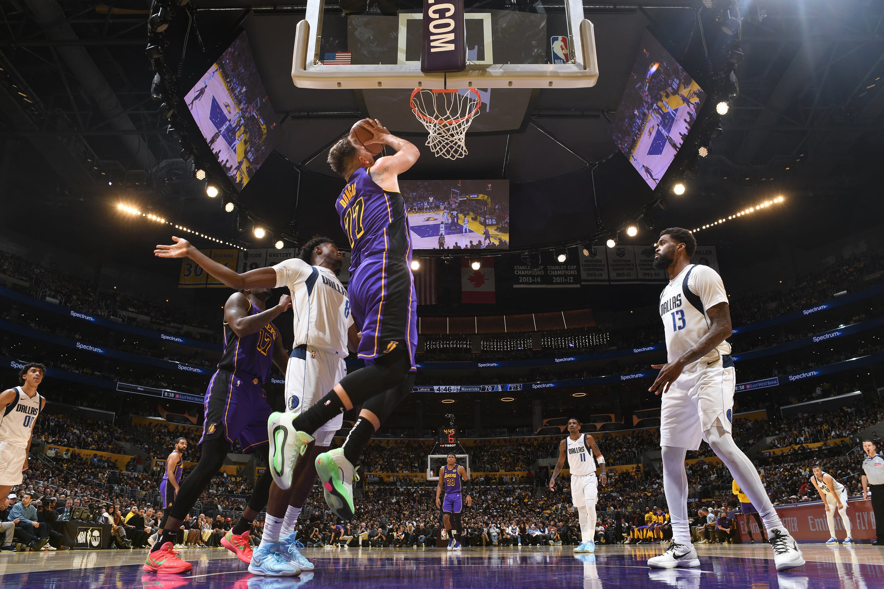 Doncic anota dos de sus 19 puntos ante su ex equipo