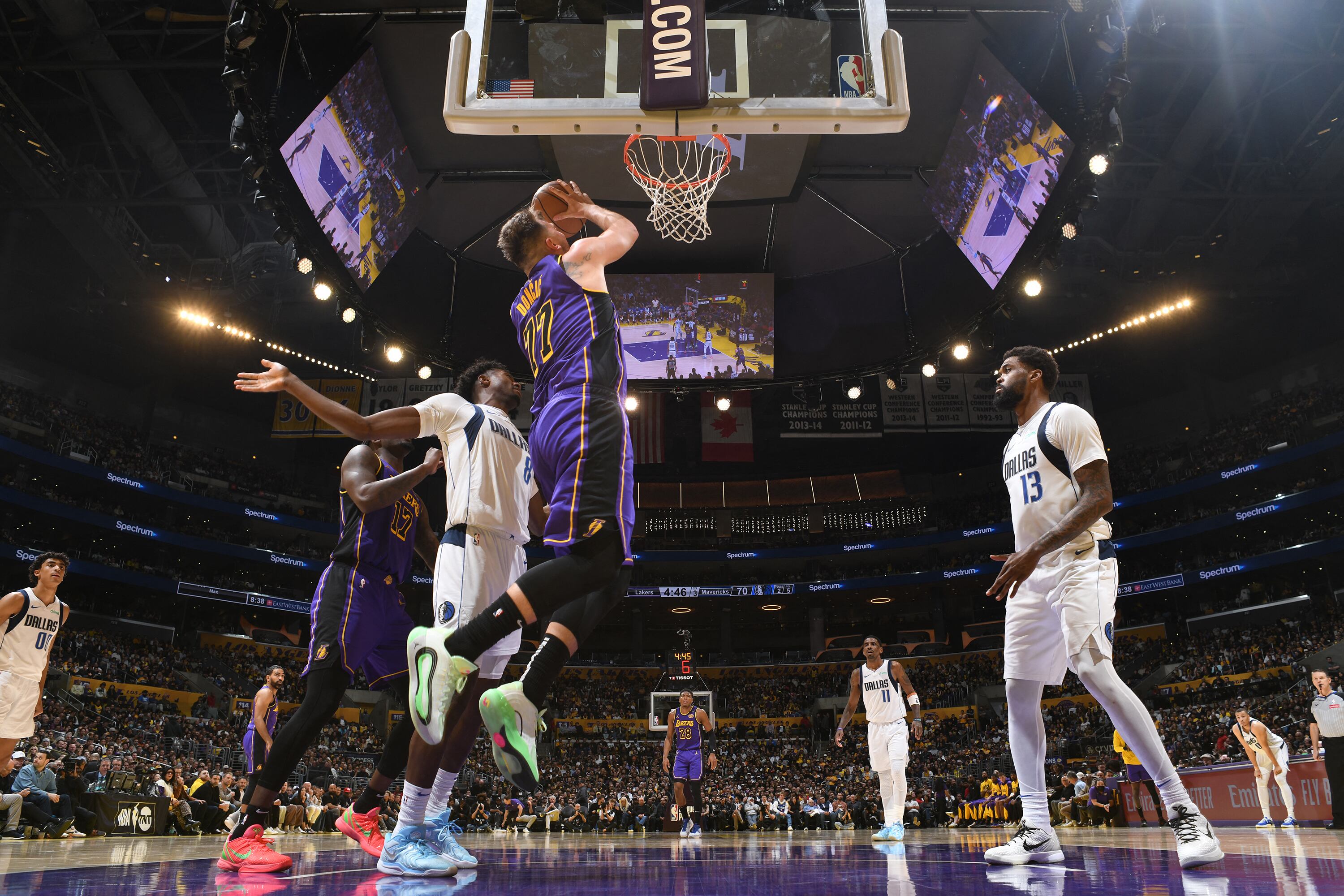 Doncic anota dos de sus 19 puntos ante su ex equipo