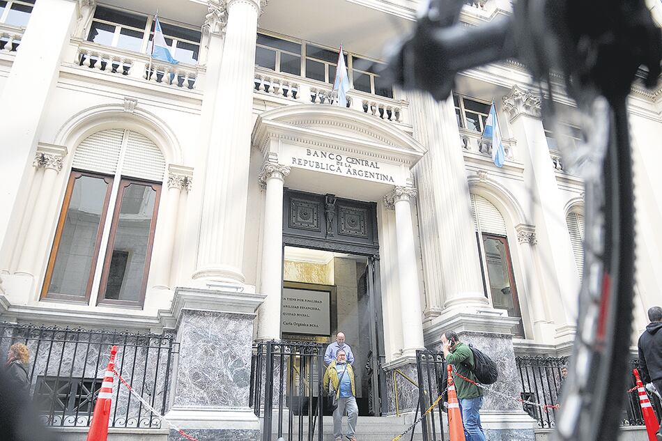 El Banco Central aplicó un tardío control de cambios para frenar la sangría de reservas