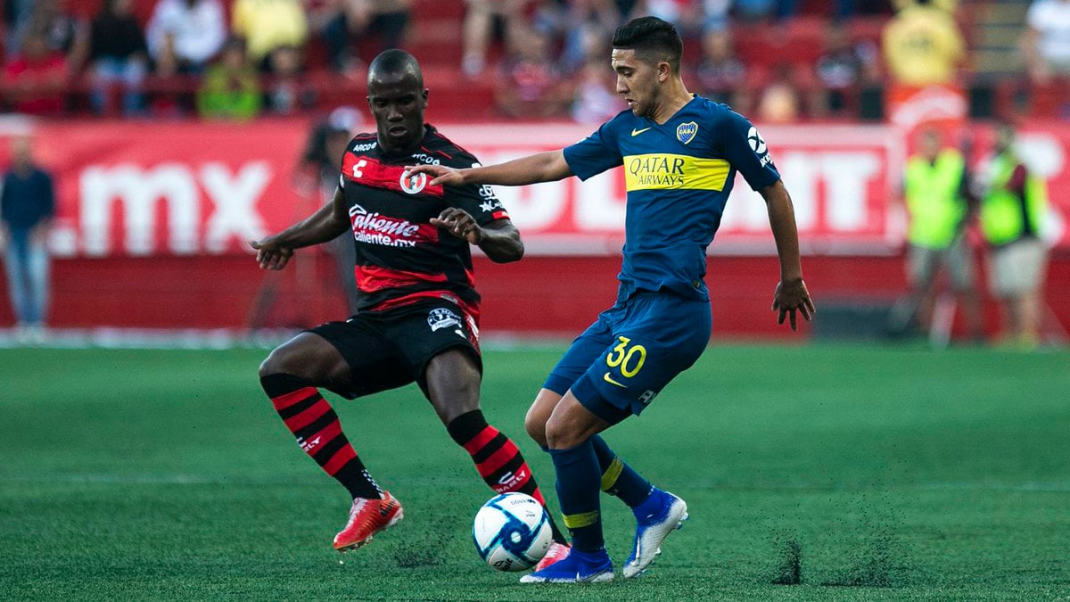 Reynoso lleva la pelota en el estadio Caliente de Tijuana.