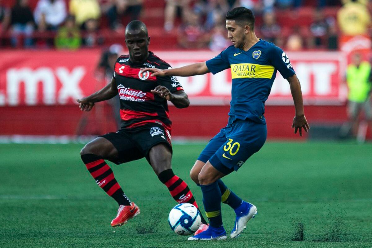 Reynoso lleva la pelota en el estadio Caliente de Tijuana.