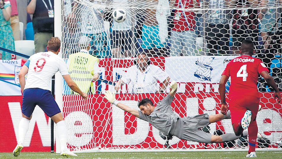 El primero de los dos tantos de penal de Kane, que definió al mismo lugar.
