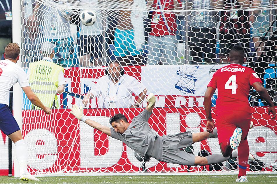 El primero de los dos tantos de penal de Kane, que definió al mismo lugar.