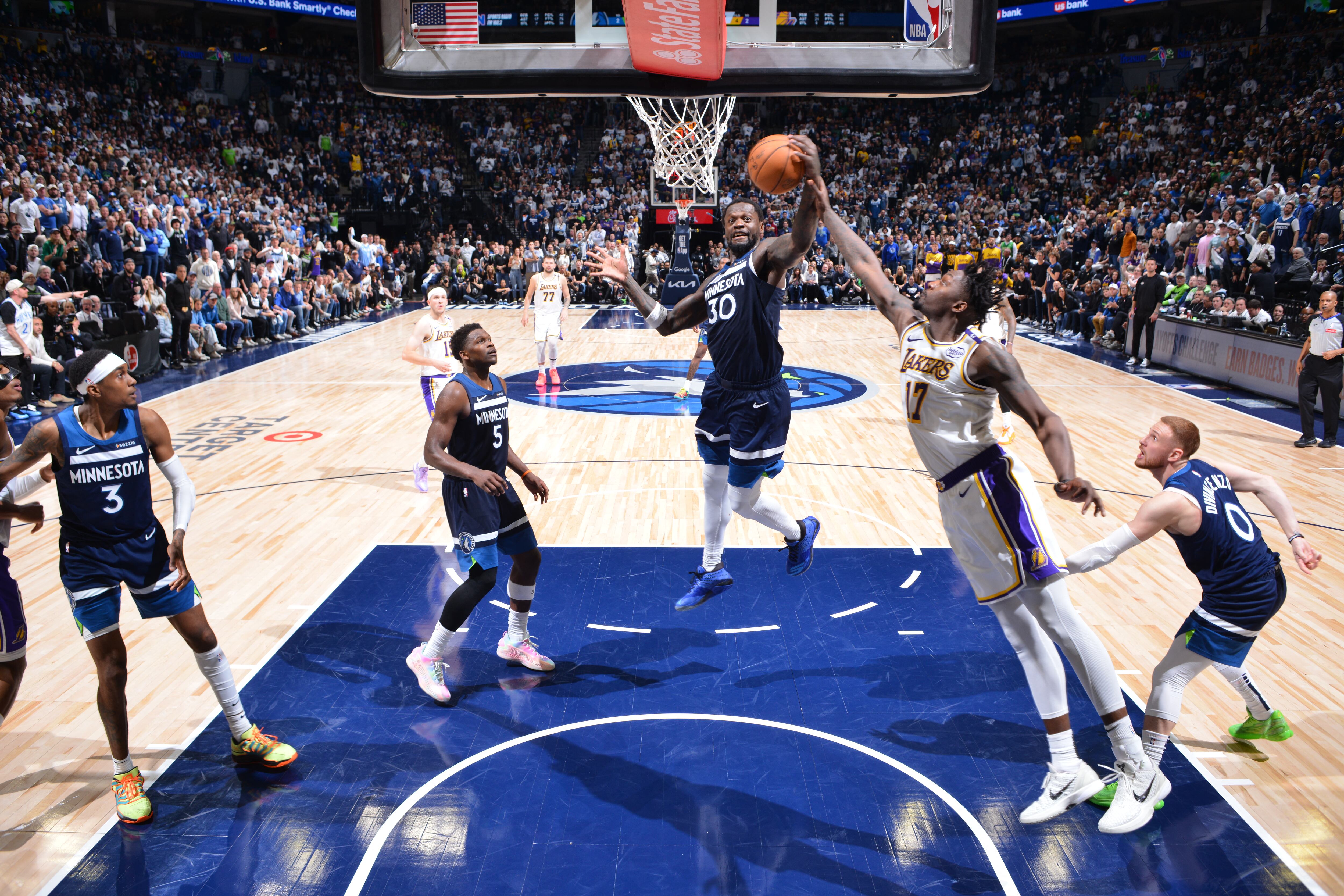 Julius Randle se queda con un rebote en el duelo ante los Lakers