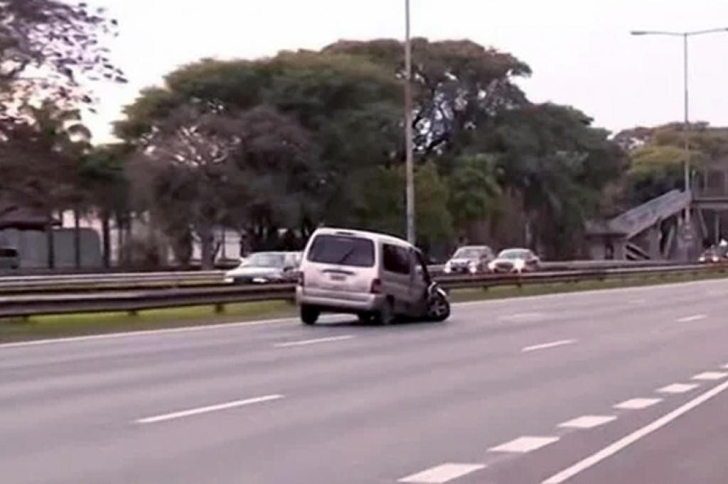 UN Dj que volvía de una fiesta entró a la General Paz de contramano y chocó de manera frontal contra una utilitario Berlingo. (Foto:Telam)