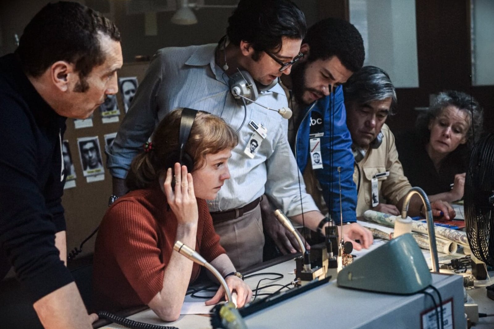 El film se centra en el control del estudio montado en la villa olímpica. 