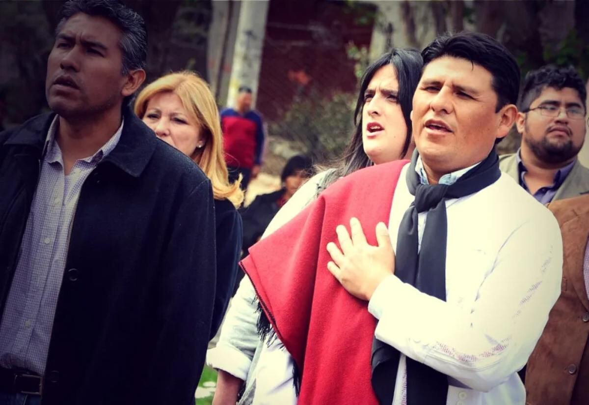 Rolando Guaimás a la derecha, vestido de gaucho