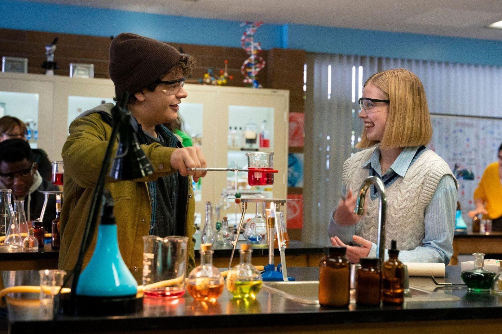 El mito circular de la chica popular y el pibe nerd encuentra otra curva en Honor Society, película que sube Paramount+ el domingo