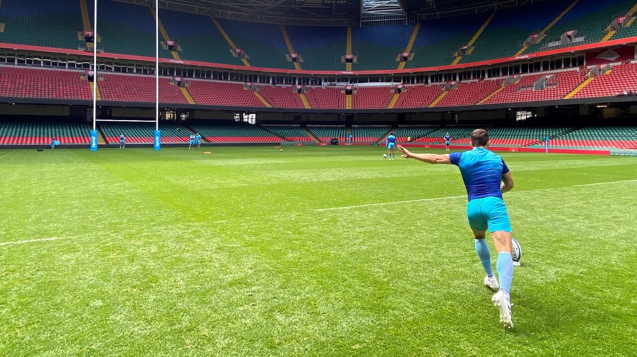 Nico Sánchez practica la patada en el Principality Stadium de Cardiff