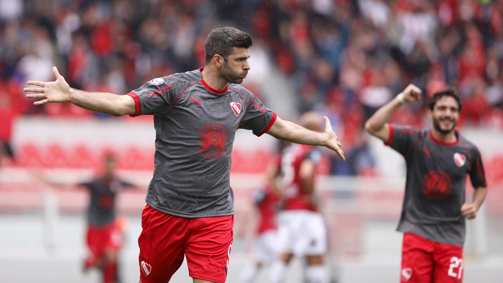 Emanuel Gigliotti en el festejo del gol con el que abrió la cuenta de Independiente.