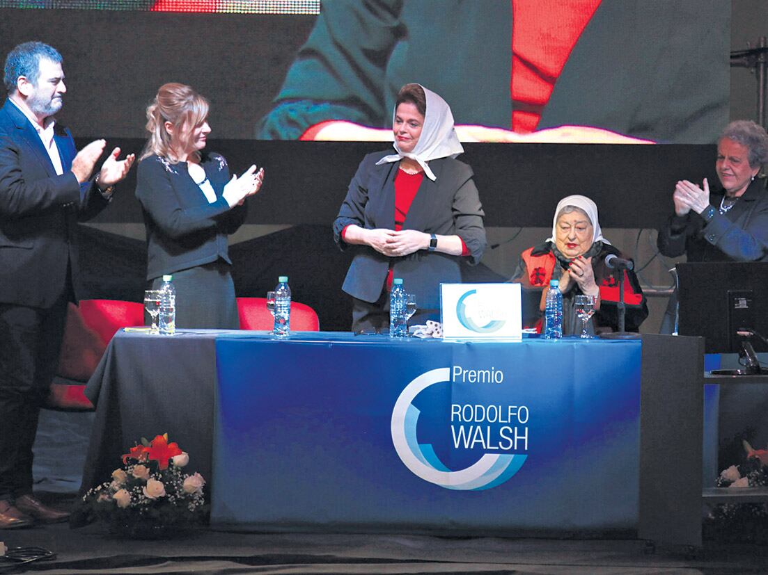 La ex presidenta de Brasil, con el pañuelo que le entregó Hebe de Bonafini.