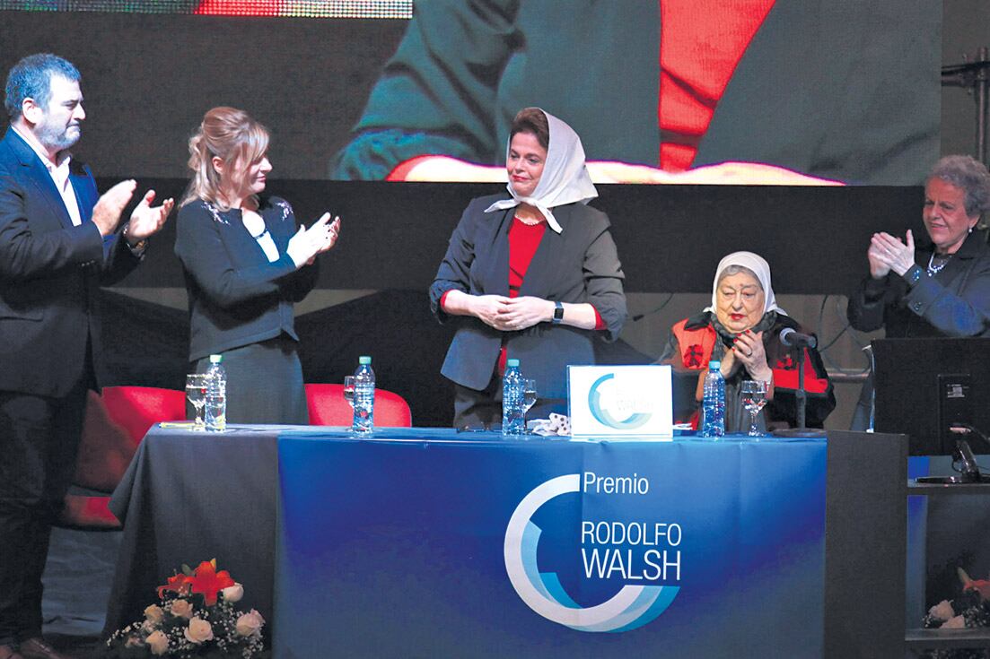 La ex presidenta de Brasil, con el pañuelo que le entregó Hebe de Bonafini.