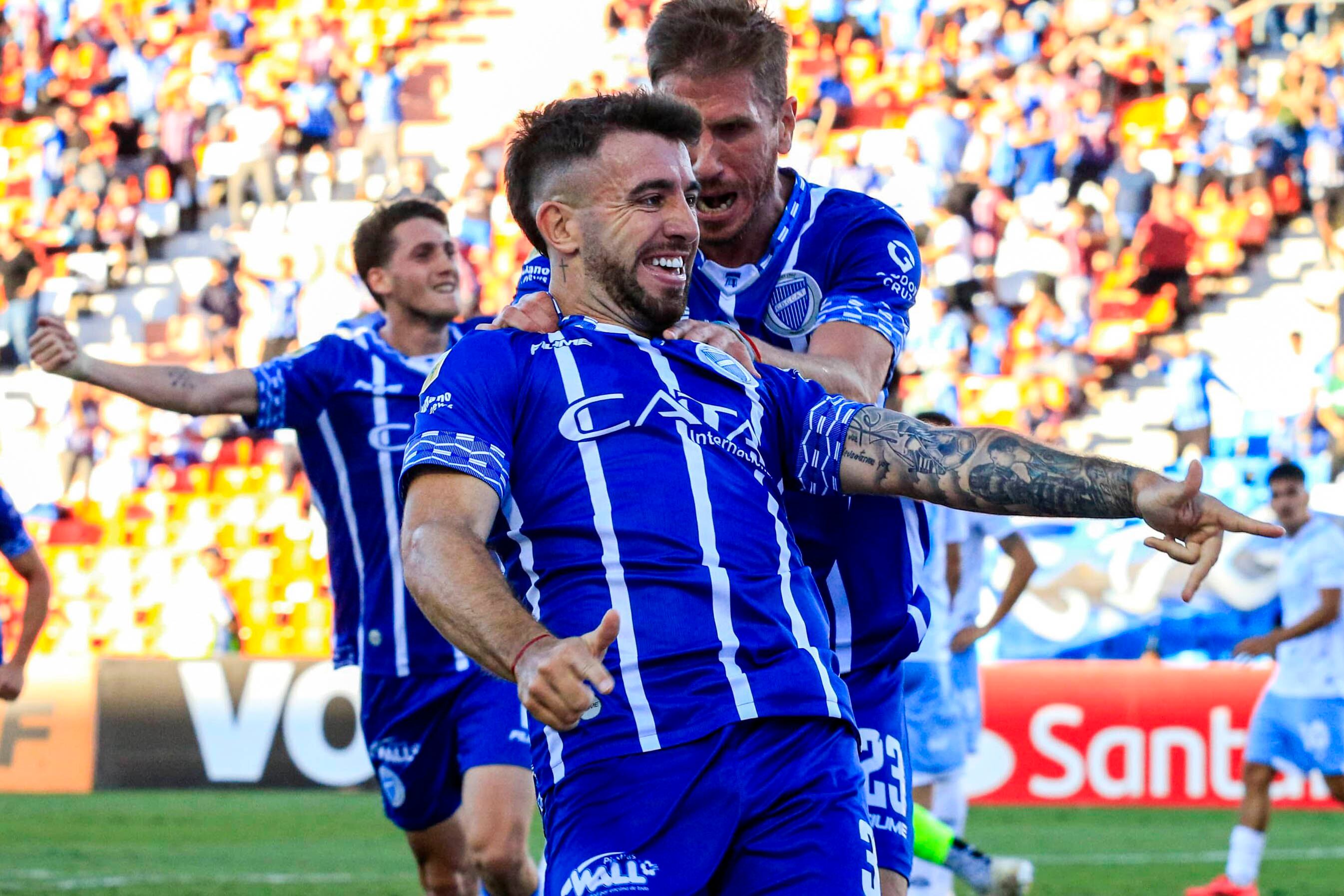 Auzmendi celebra su gol con Rasmussen