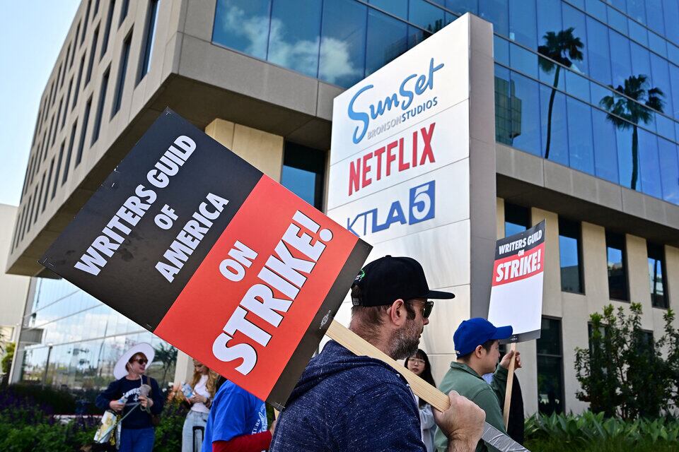 Los guionistas continúan paralizando la producción de la Meca del Cine.  