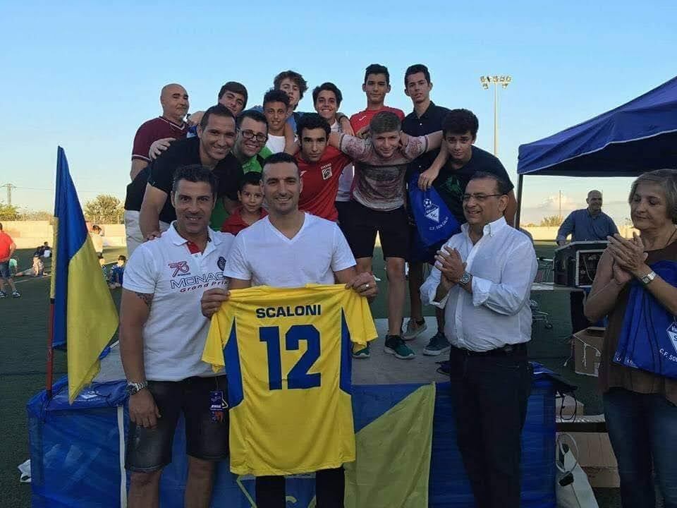 Lionel Scaloni y los chicos del Club de Fútbol Son Caliu.