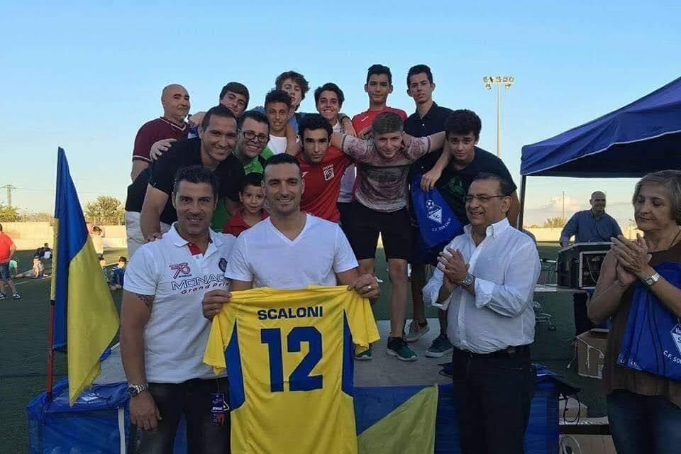 Lionel Scaloni y los chicos del Club de Fútbol Son Caliu.