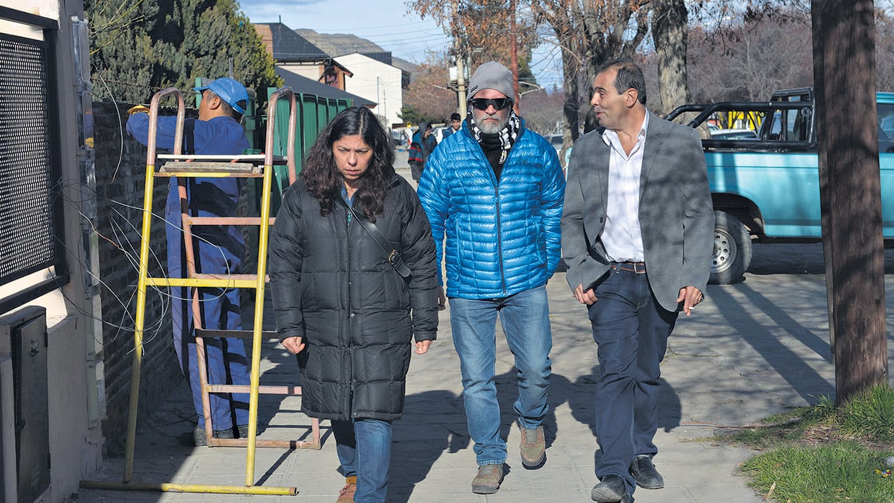 Sergio Maldonado, en la foto junto a su mujer, fue quien presentó el video donde se lo ve a Santiago.