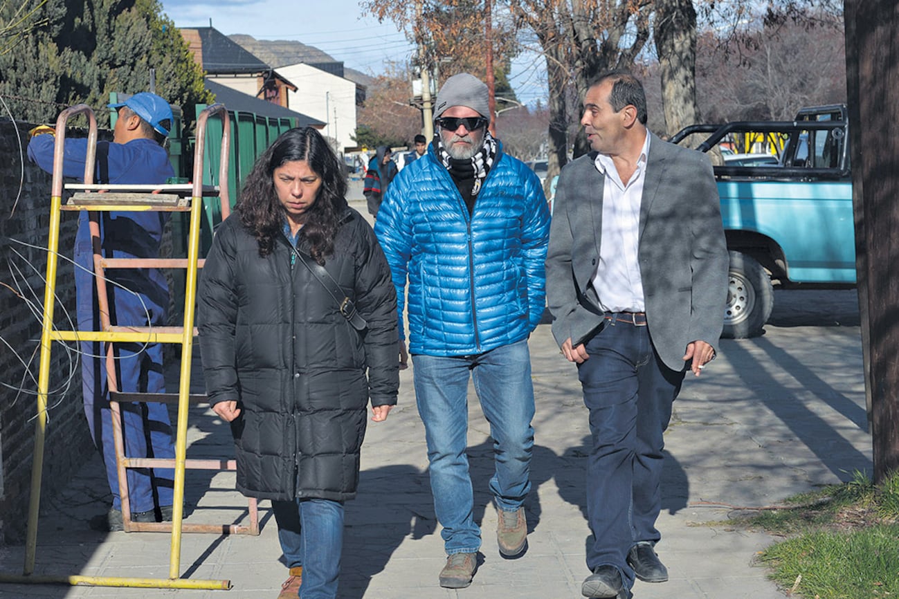 Sergio Maldonado, en la foto junto a su mujer, fue quien presentó el video donde se lo ve a Santiago.