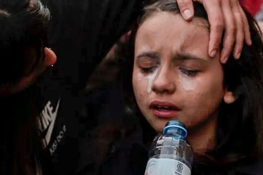 La nena agredida con gases por la policía en la marcha por los jubilados.