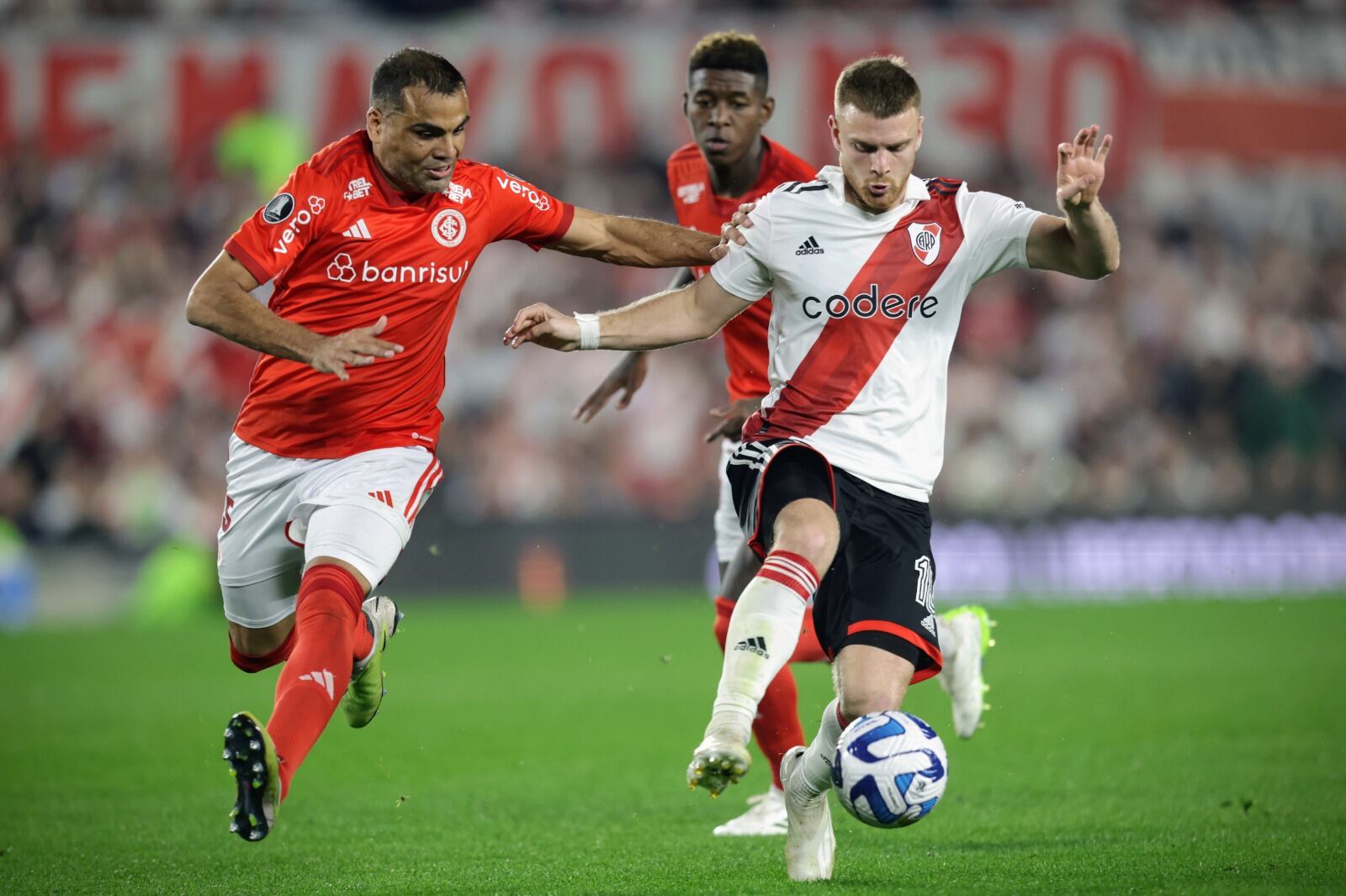 Lucas Beltrán lucha con Gabriel Mercado en la ida. El delantero lleva tres goles en 7 partidos en la Libertadores 2023.