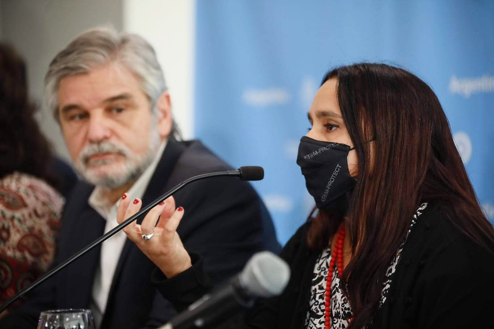La investigadora Juliana Cassataro durante el anuncio. Detrás, Daniel Filmus.