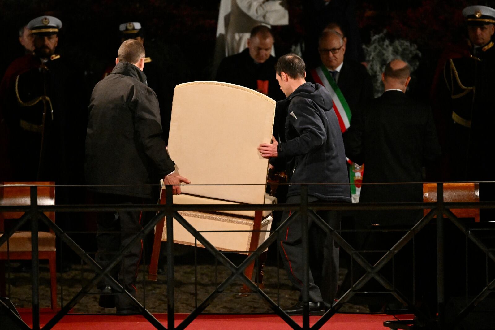 La silla donde se sentaría el Papa fue retirada en el Coliseo.