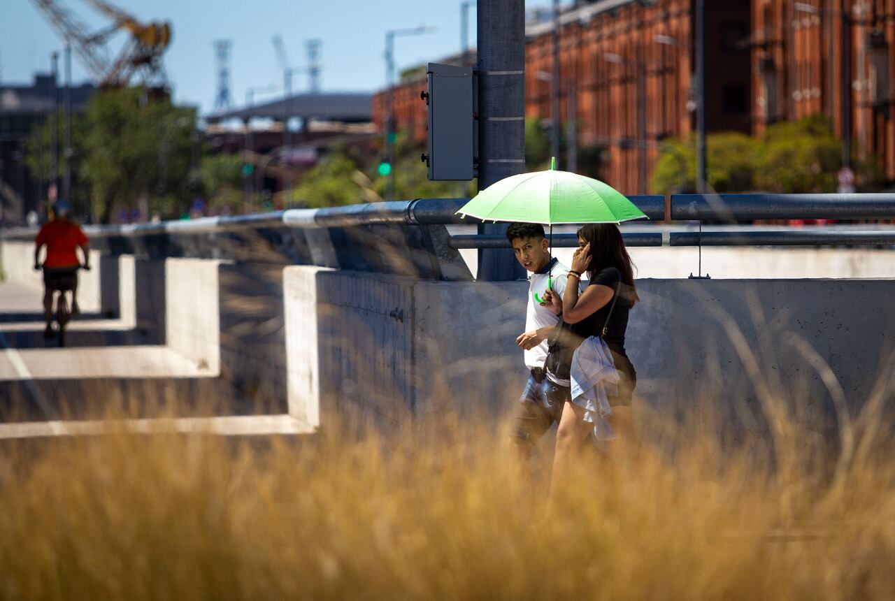 Por la ola calor el Servicio Meteorológico Nacional emitió alertas naraja y amarilla en diversas zonas del país