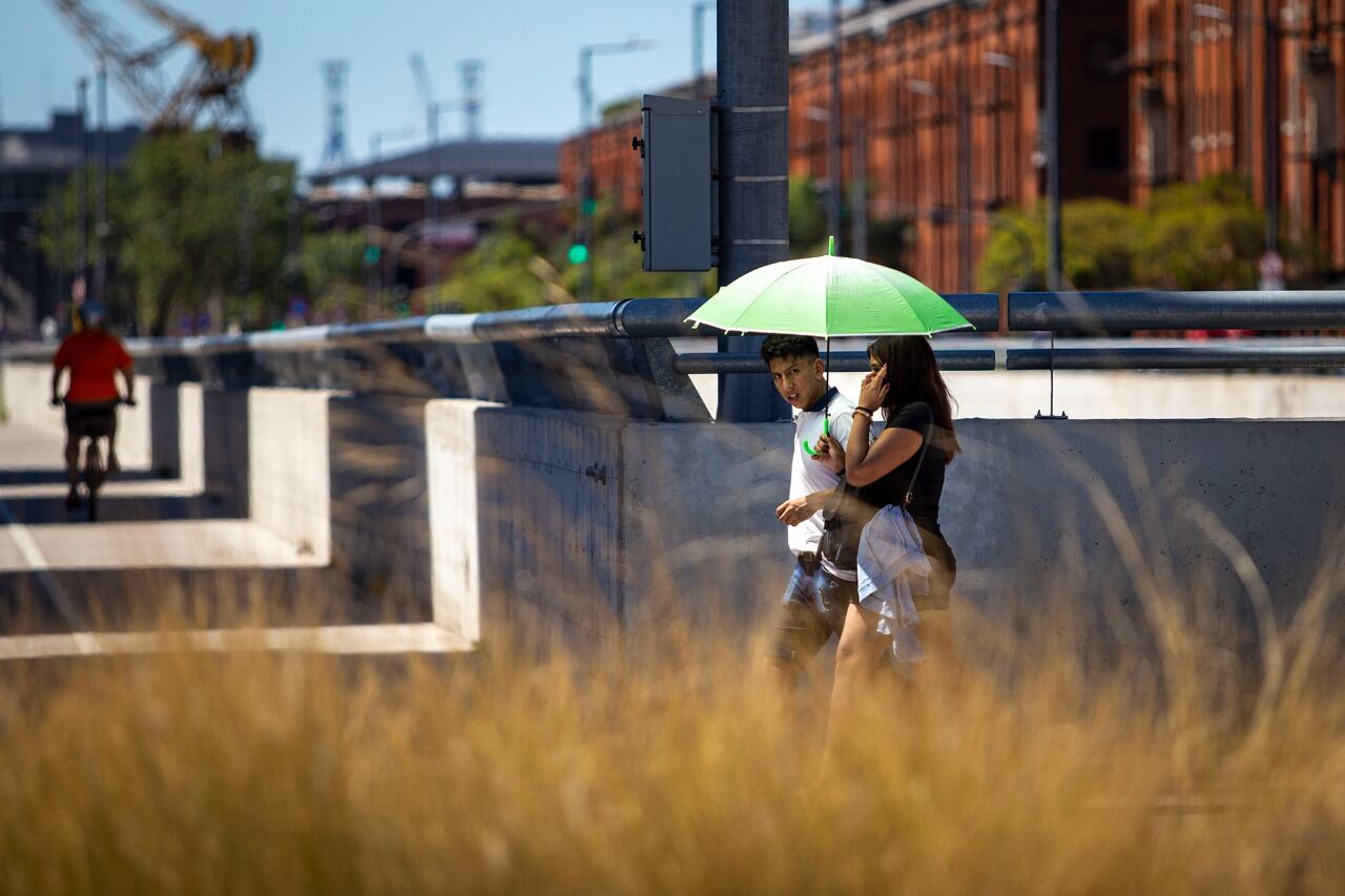 Por la ola calor el Servicio Meteorológico Nacional emitió alertas naraja y amarilla en diversas zonas del país
