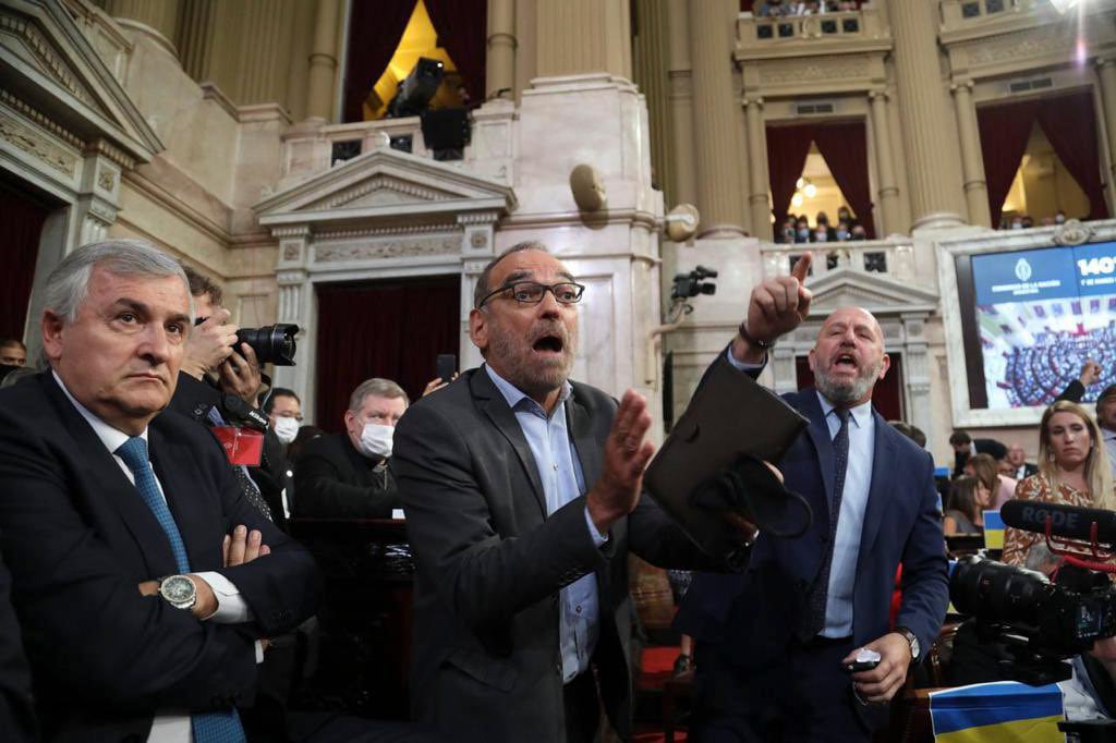 Los diputados Waldo Wolf y Fernando Iglesias gritando en la apertura de las sesiones del Congreso.